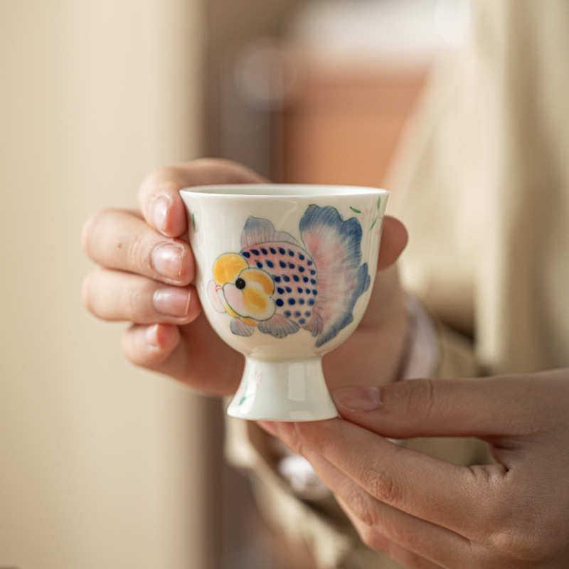 泥人述 釉下彩手绘泰狮金鱼主人杯 白瓷可爱胖头鱼高足茶杯闻香杯