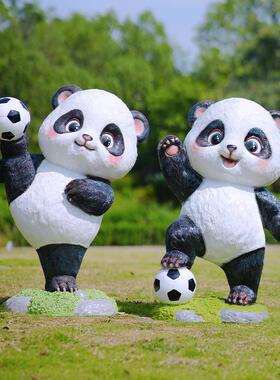 户外卡通足球熊猫雕塑摆件玻璃纤维样品屋展示中心幼儿园商场风景