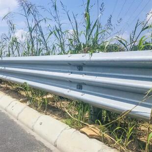 镀锌喷塑波形护栏国道乡村道路防护隔离栏梁钢配件高速防撞护栏板