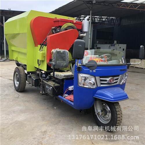 按照尺寸定做 饲料撒料车 电三轮喂料机 牛舍 饲料撒料车