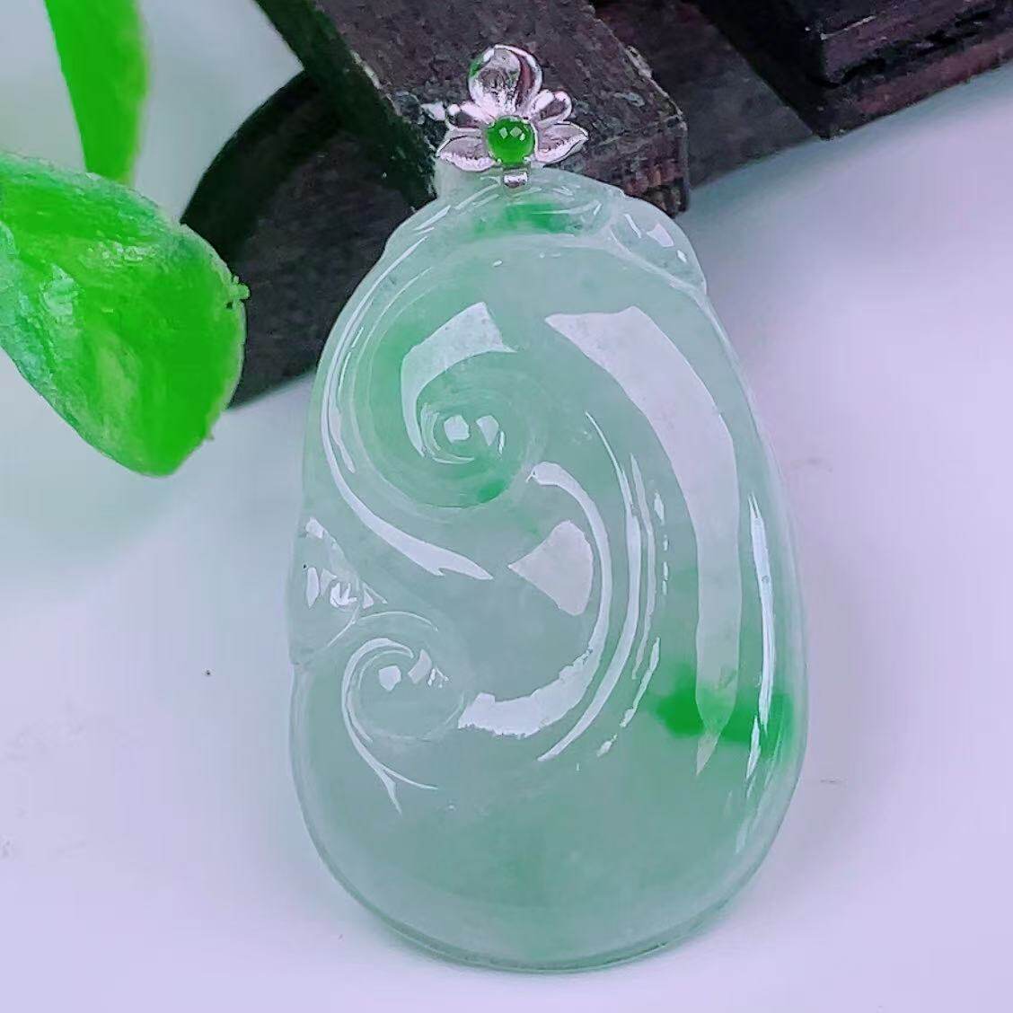 缅甸天然真品翡翠18k金扣头冰蓝飘阳绿高端精品闪拍如意玉石吊坠