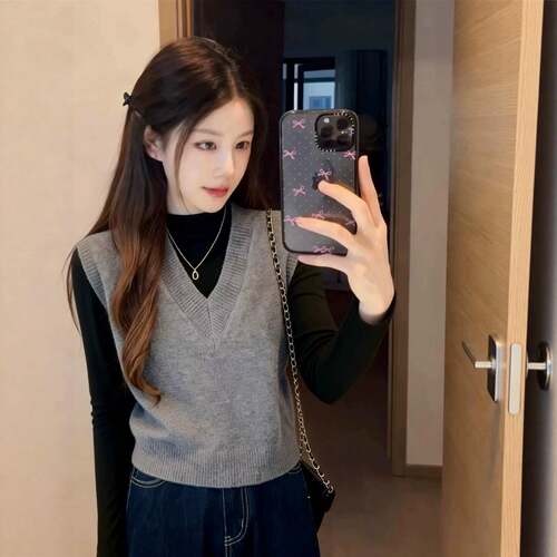 极简轻熟风女装简约短款灰色V领针织马甲毛衣女秋季2026新款1001r