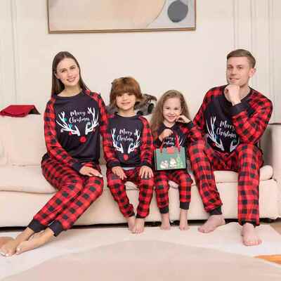 Home clothes, play together, mother and daughter, family