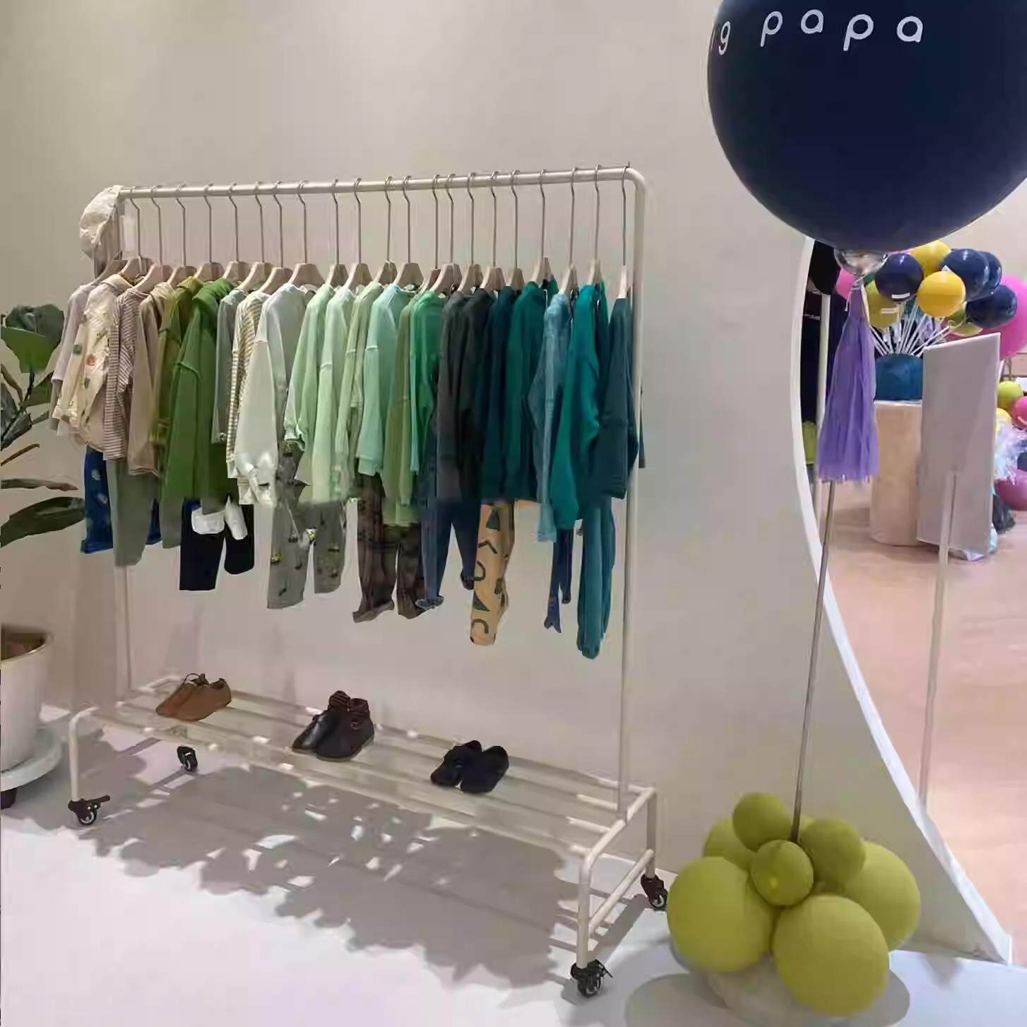 服装店展示架白色服装架铁艺女装店侧挂衣架陈列带轮可移动货架