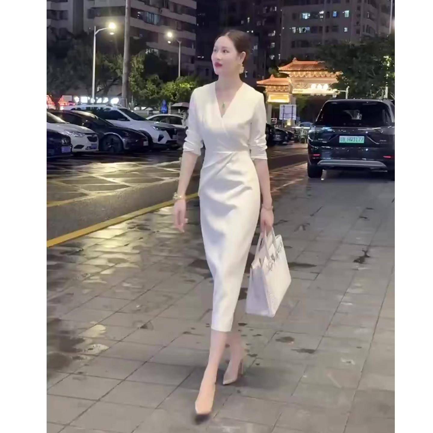 极速V领收腰气质款连衣裙女冬季新款时尚韩版洋气显瘦网红同款长