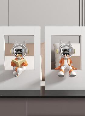 直销新款轻奢休闲宇航员看书桌面摆件客厅电视柜酒柜酒店会所样版