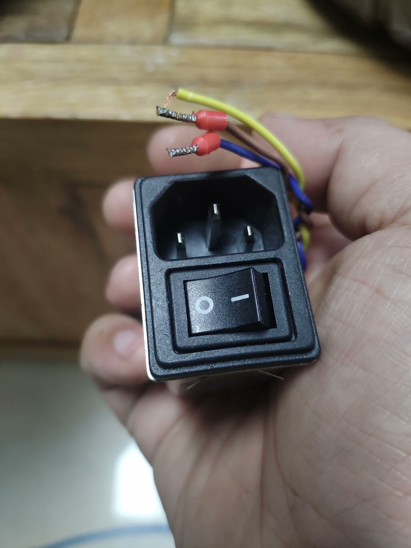 电源滤波器插座 带开关二合一抗干扰插头卡扣