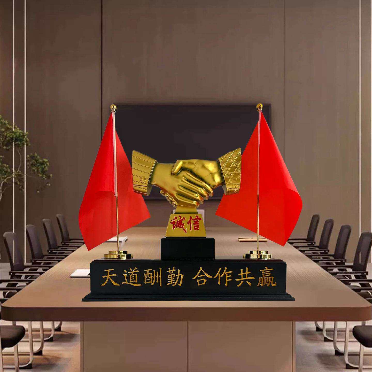 老板办公桌握手摆件树脂酒店前台装饰品公司开业