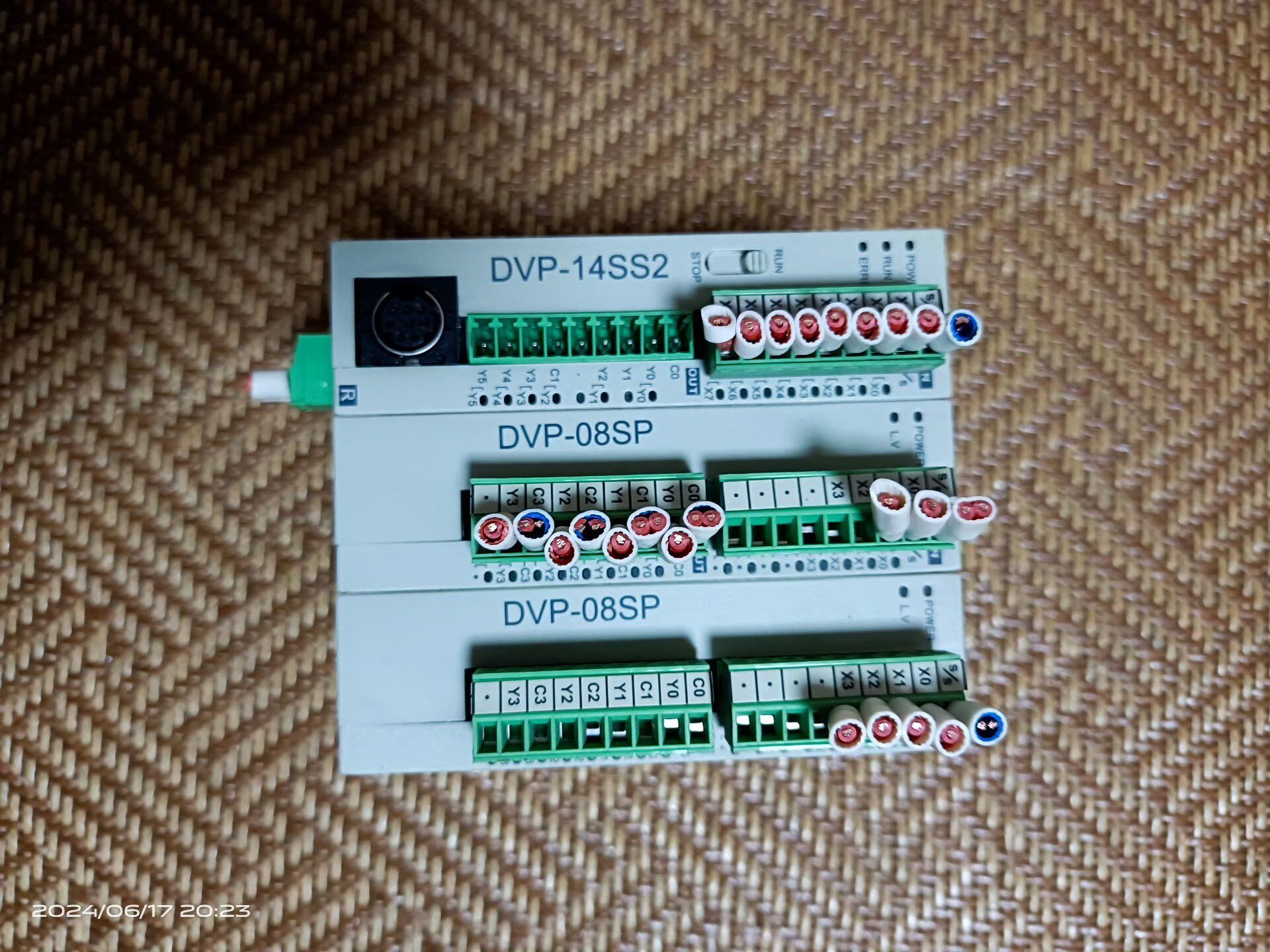 台达 DVP-14SS2  1只