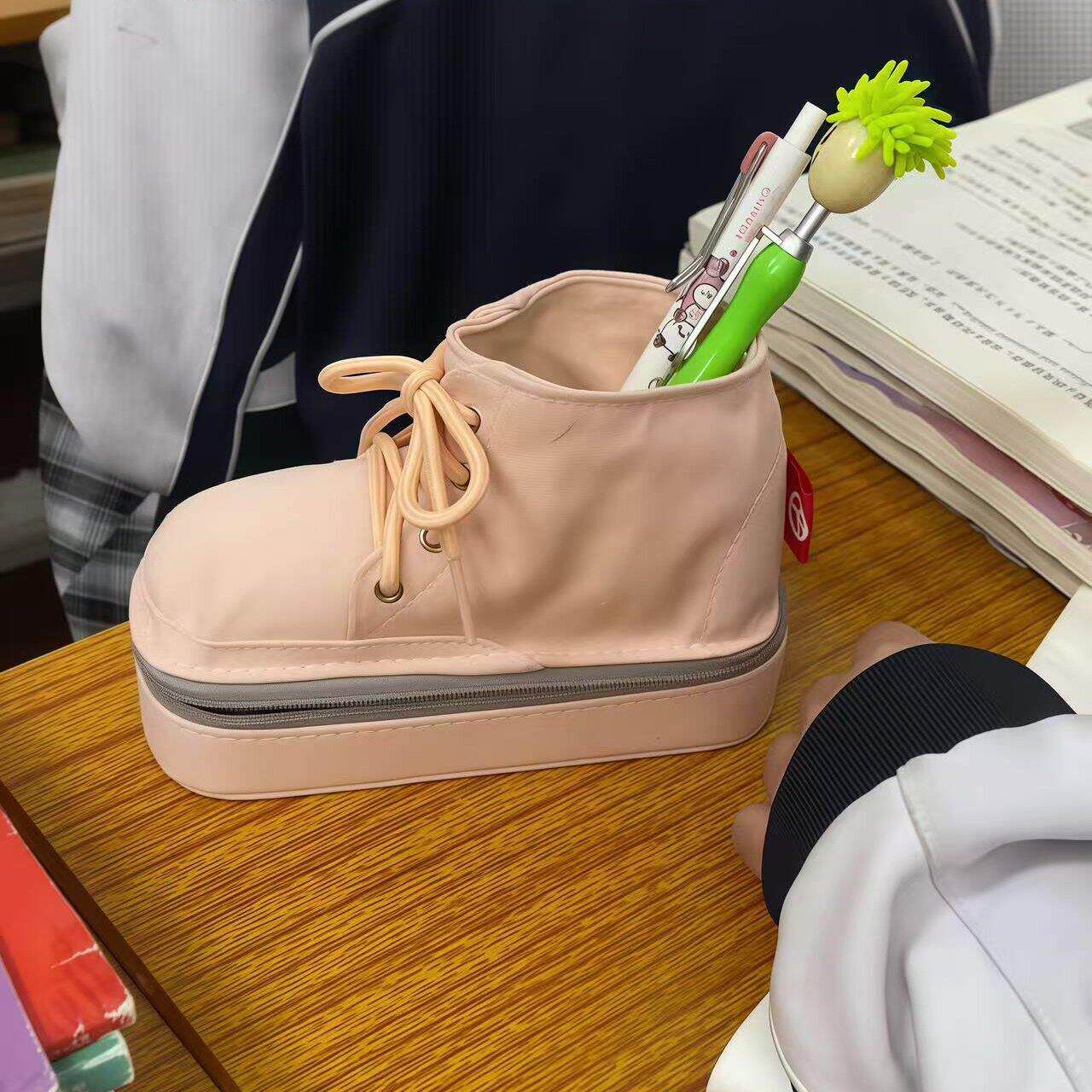 创意彷真鞋子笔袋奇葩搞怪马丁靴大容量笔筒学生桌面文具收纳盒
