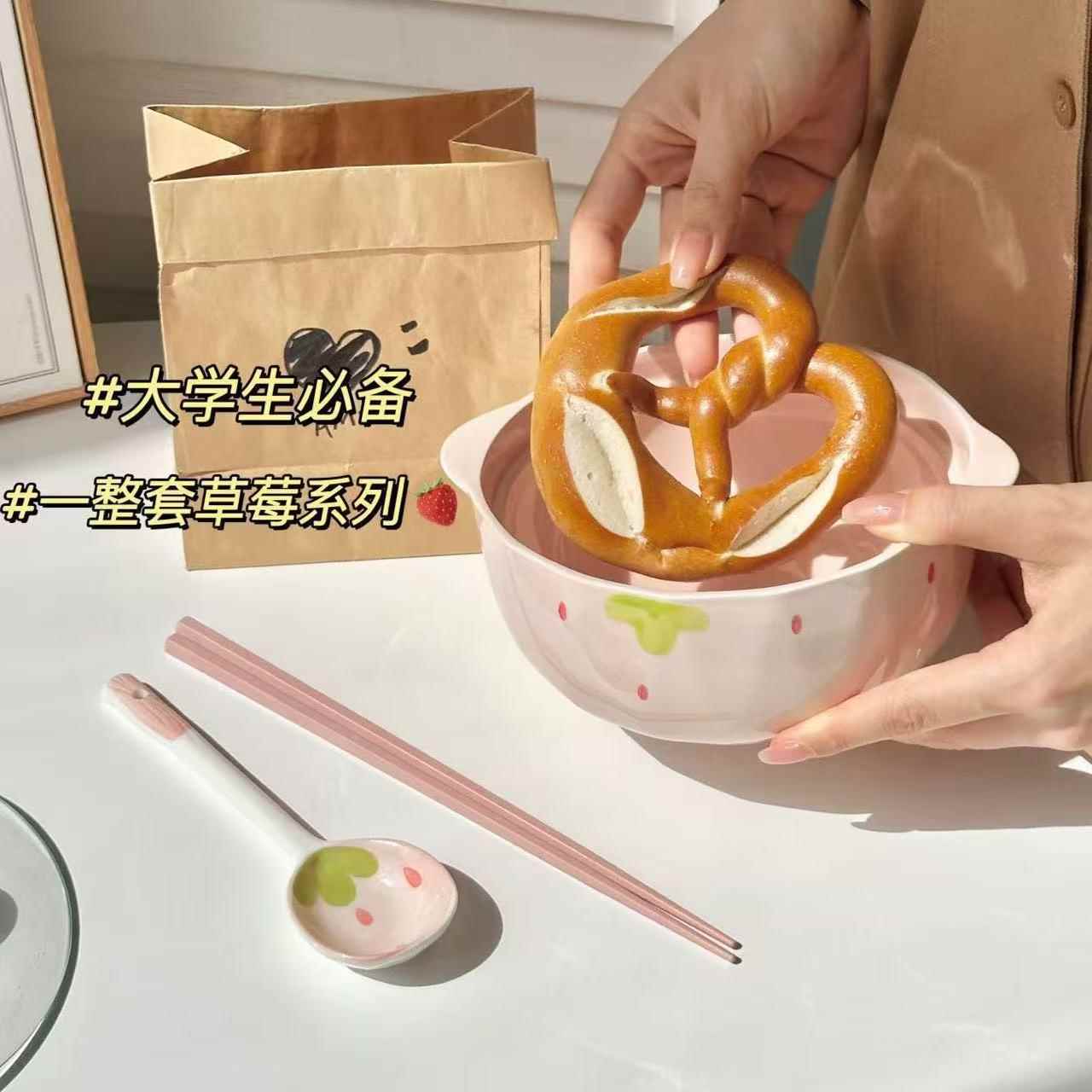 ins草莓双耳陶瓷泡面碗带盖学生宿舍方便面碗大容量健康釉下彩碗