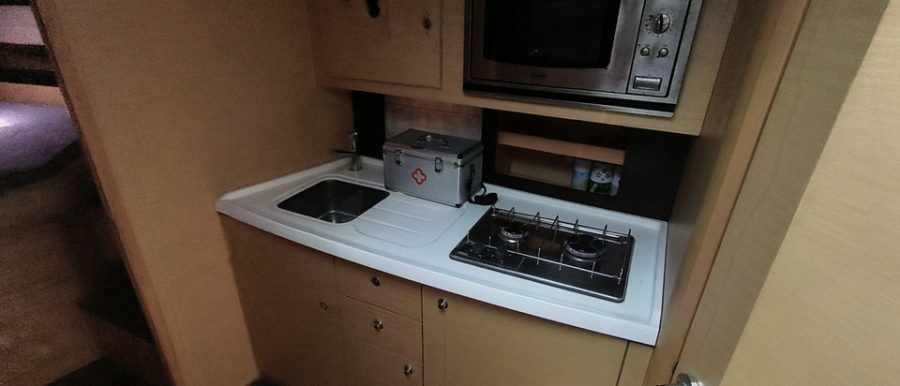 法国博纳多游艇建造完工：2009年艇长：11.31米，艇宽：3.77米航区：CCS四类，