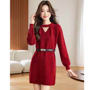 红色针织连衣裙女小个子秋冬2025新款显瘦气质中长款打底衫配大衣