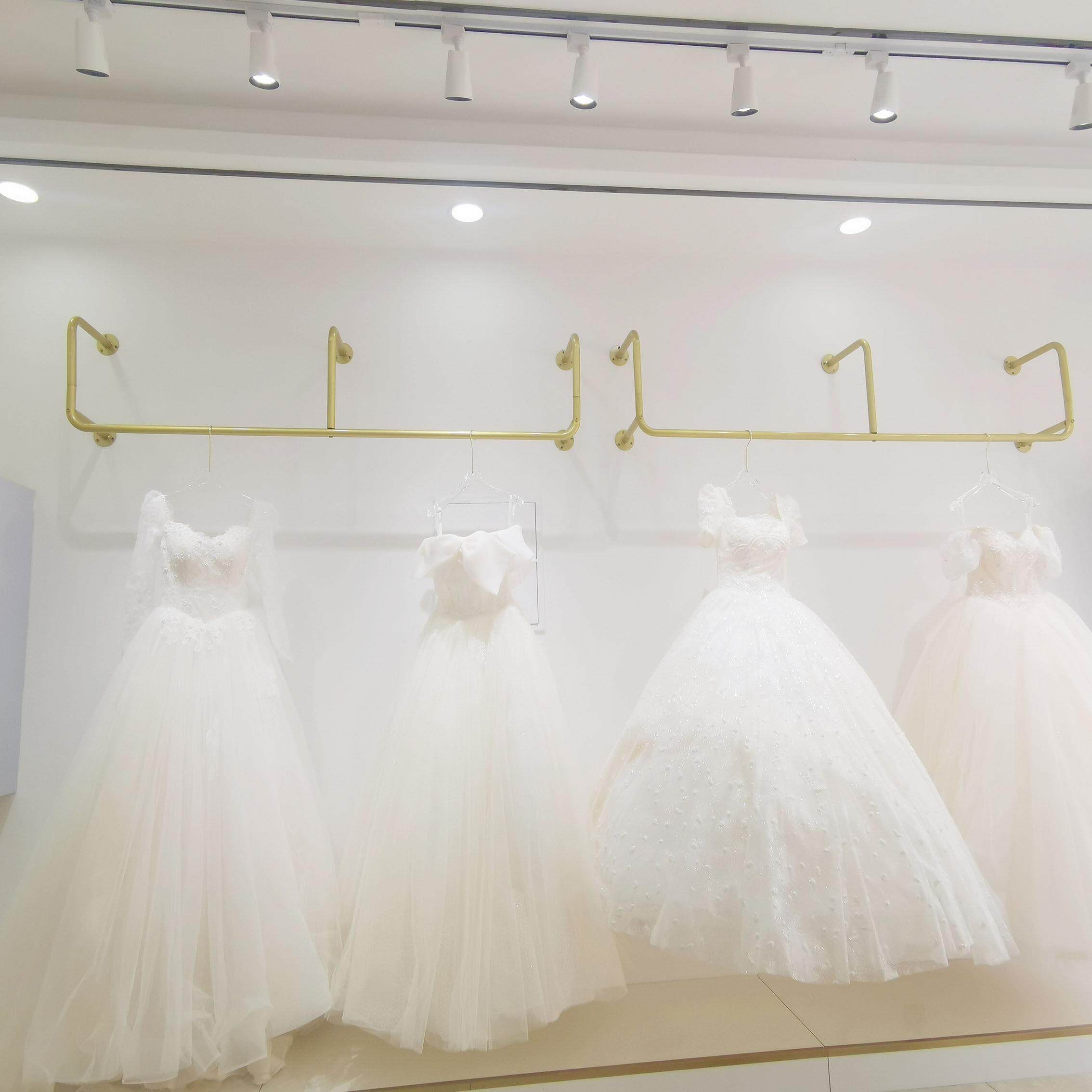 金色婚纱架子高档展示架婚纱店礼服秀禾服悬挂吊架照相馆上墙侧挂