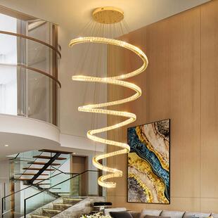 复式楼挑空客厅大吊灯轻奢现代楼梯间跃层loft别墅旋转楼梯水晶灯