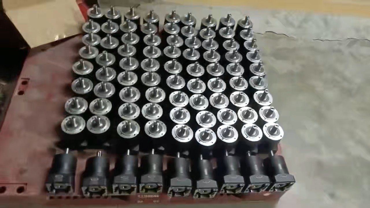 100台750w新立盈精密行星减速机：速比1/10∥PTE8