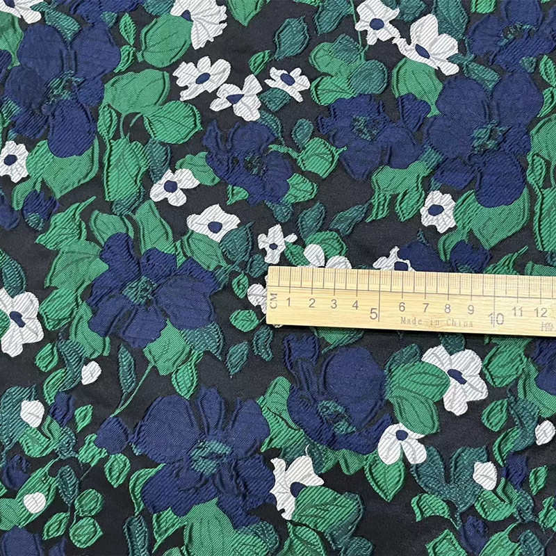 法式经典蓝色花浮雕提花面料 春秋挺括女装时装箱包色织提花布料图片