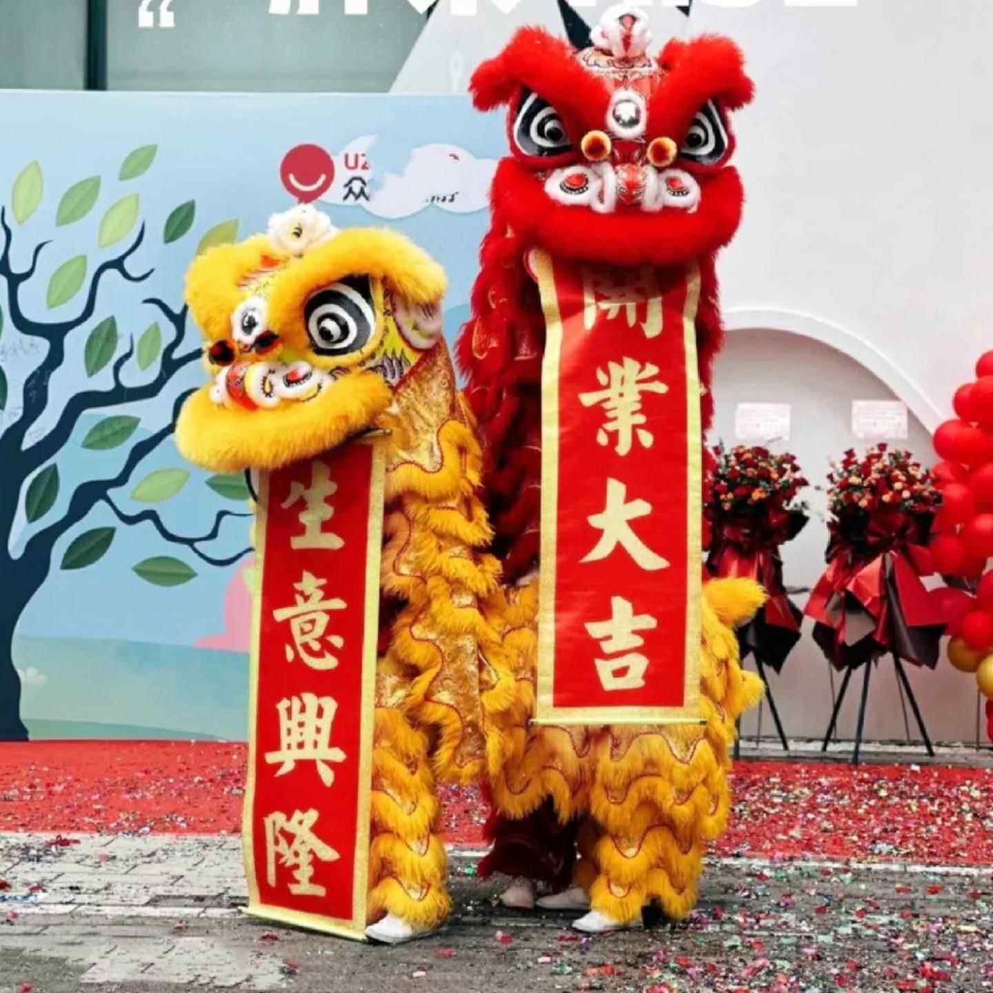 舞狮吐对联订做开业活动表演醒狮吐青卷轴挂联制作开张舞狮吐旗子