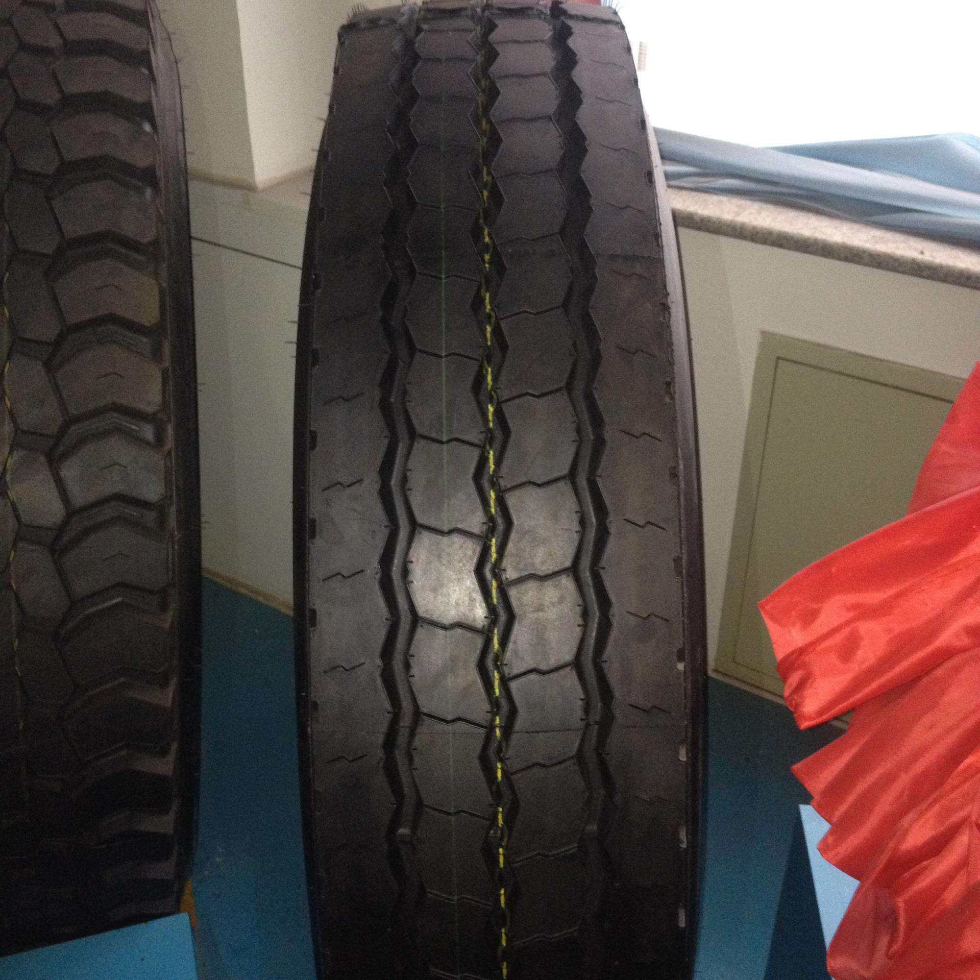 厂家1000R20轮胎载重卡车货车汽车钢丝轮胎泥头车轮胎现货