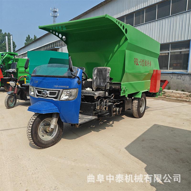 青碎草饲料电动喂料机养肉牛牛槽用撒料车羊场分群加料饲喂车