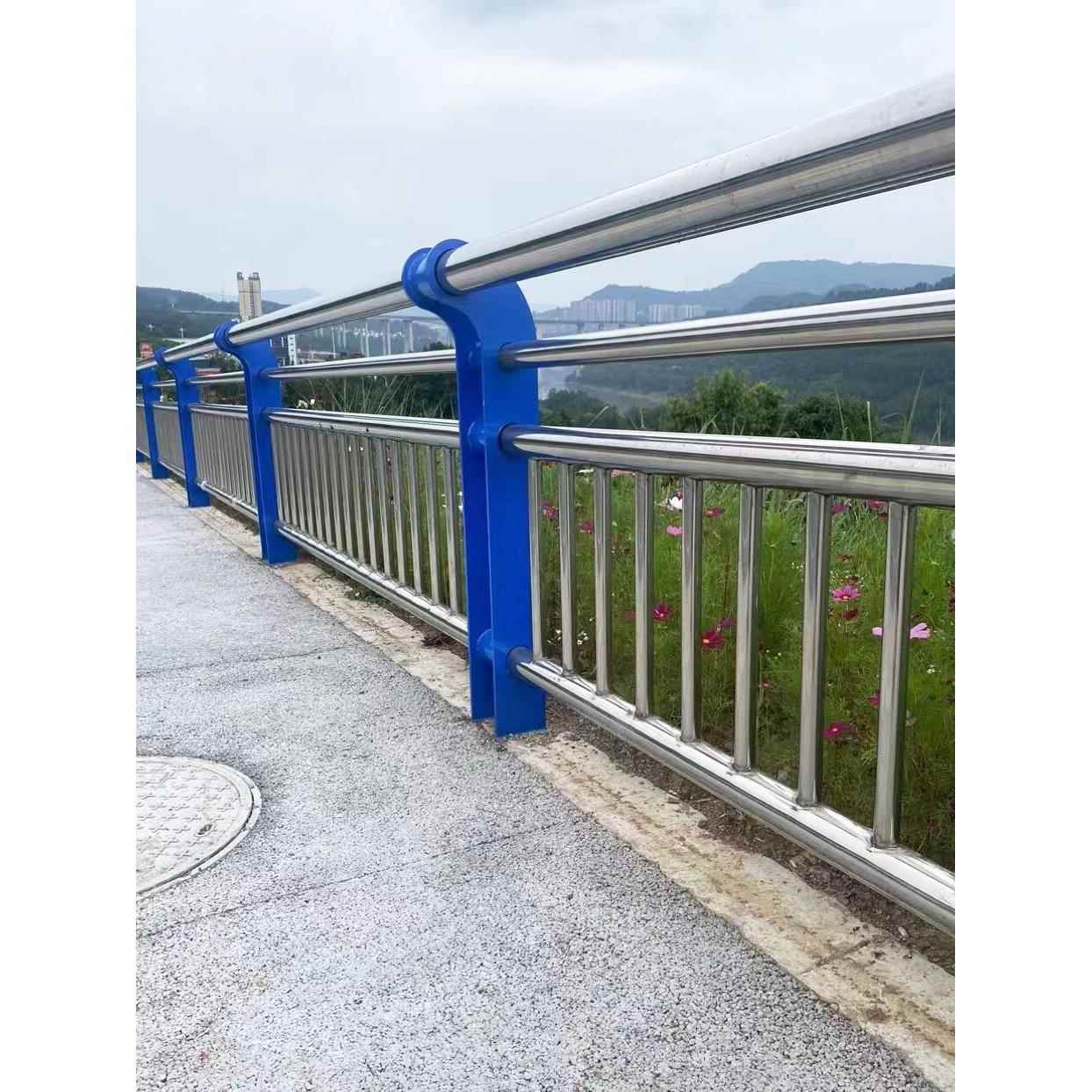 桥梁防撞护栏不锈钢覆合管河道人行道景观照明栏杆铸铁隔离栏杆图片