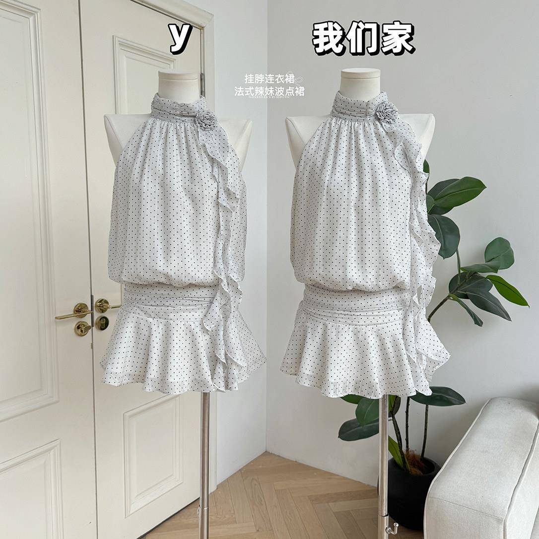 柒月末 挂脖连衣裙女夏季无袖短裙法式辣妹设计感气质波点裙子