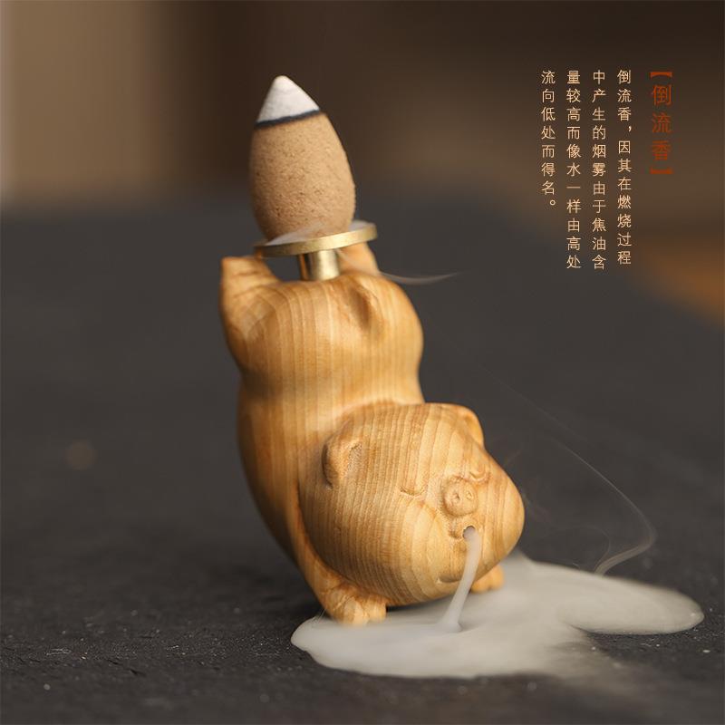 诸事大吉趣可爱小飞猪天然崖柏木雕生肖猪手把件倒流香桌面摆件