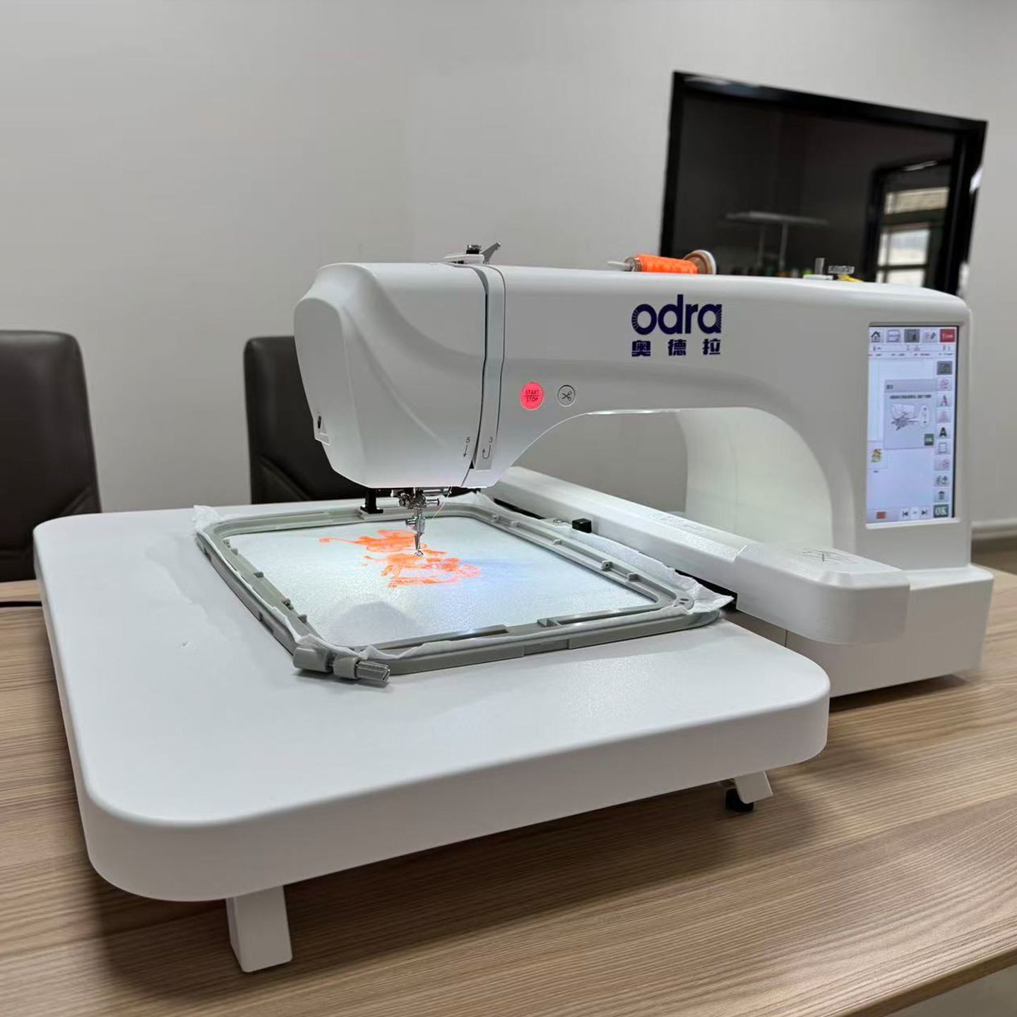 QMZ700多功能家用电脑缝纫绣花机便捷小型台式电脑刺绣机器