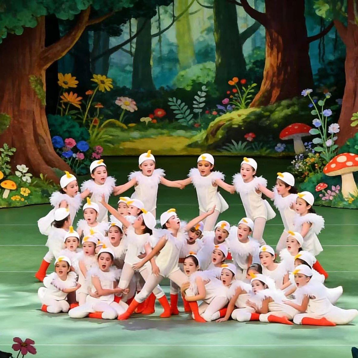六一儿童节小学生幼儿园大白鹅天鹅演出服鹅大哥出门舞台剧表演服