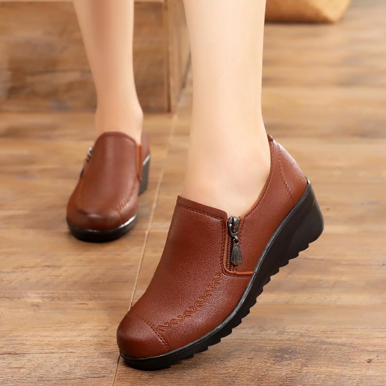 正品春秋季底妈妈单鞋软夏皮鞋防滑中年短靴驾车职业女鞋坡跟豆豆