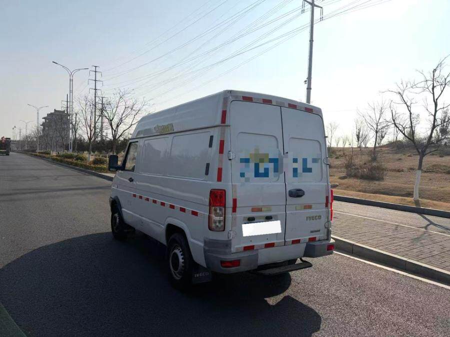 4月15日宿迁市20年上牌依维柯得意中顶2.8T柴油蓝牌0出险手续齐全可过户网络拍卖公告