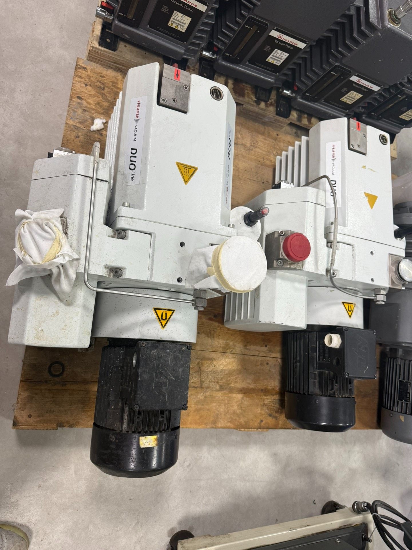 普发真空泵，型号DUO65M，数量两台，如图所示，工厂一手货