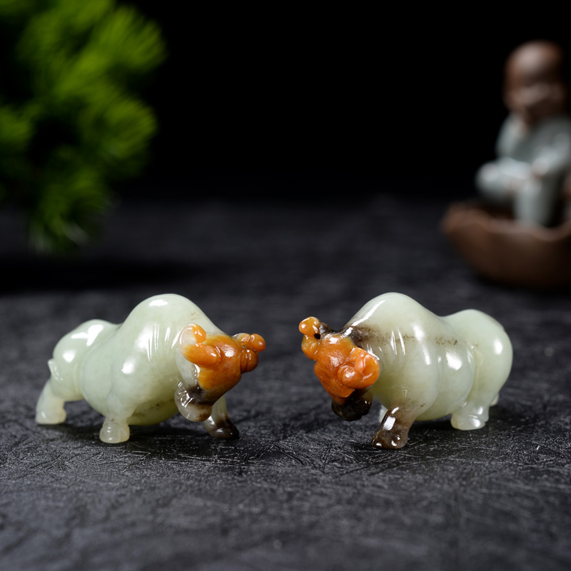 和田玉特色巧雕牛一对牛寓意牛气冲天小摆件77.8583g