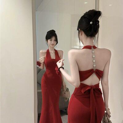 红色设计感链条挂颈绑带露背吊带洋装女装性感修身鱼尾包臀长裙