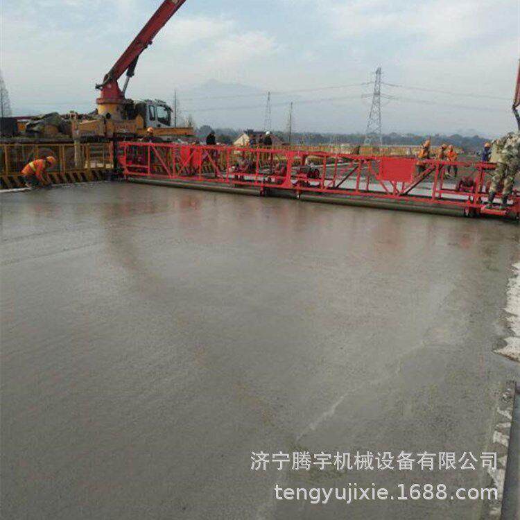 供应TYZD4米5棒混凝土排式振捣机 三滚轴219摊铺机型号齐全铺路机