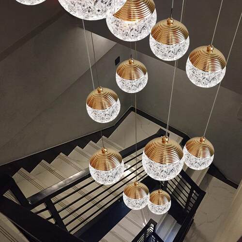 客厅中空大吊灯复式楼梯公寓挑高跃层loft别墅大厅旋转楼梯长吊灯