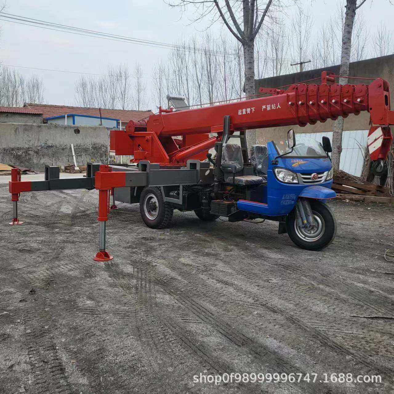 农村盖房用三轮吊车液压加固支腿自备吊建筑工程小型三马子吊机