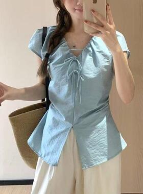 法式褶皱收腰系带蓝色短袖衬衫女开叉v领小衫洋气小飞袖上衣女夏