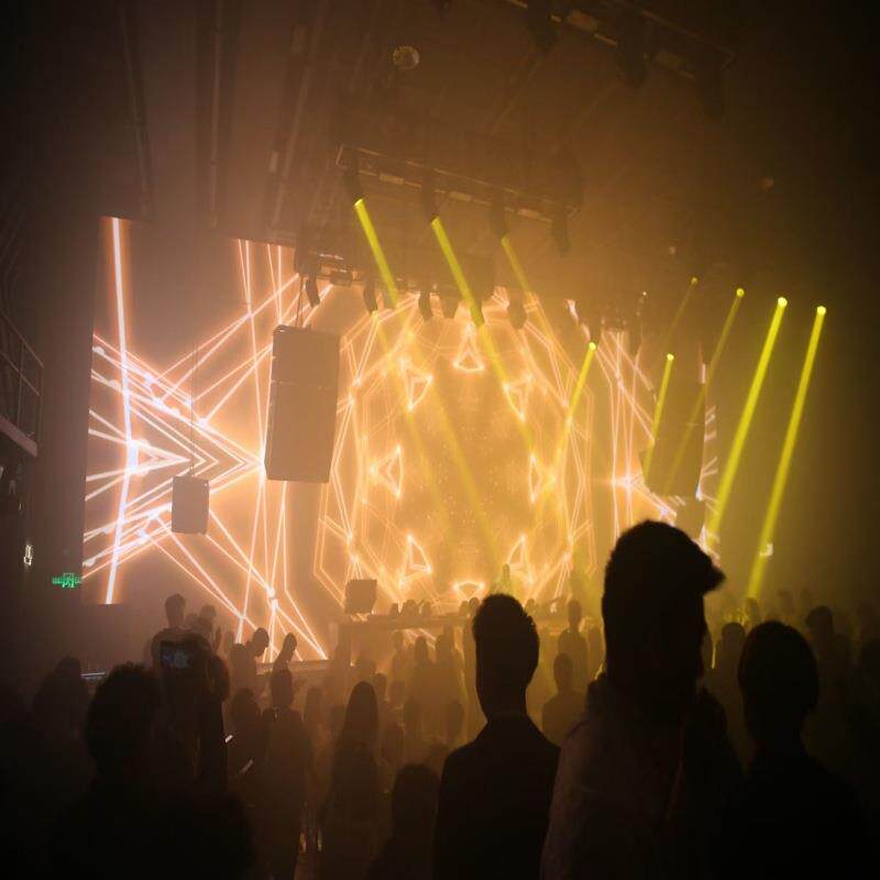 大型演出舞台灯光线阵音响配置大功率功放调音台设备