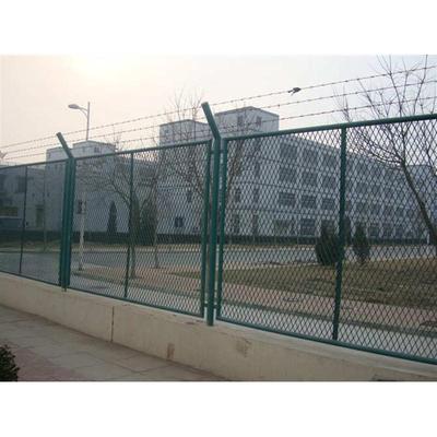 高速公路护栏网  车间隔离网、球场护栏网、篮球场围栏、工地护栏