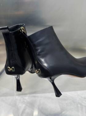 QVU~专柜品质！欧美时尚气质短靴女秋冬款简约小众设计尖头及裸靴