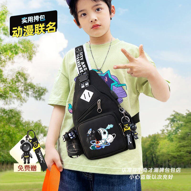 男童帅气斜挎包包儿童潮流户外出游胸包小学生时尚单肩小背包网红