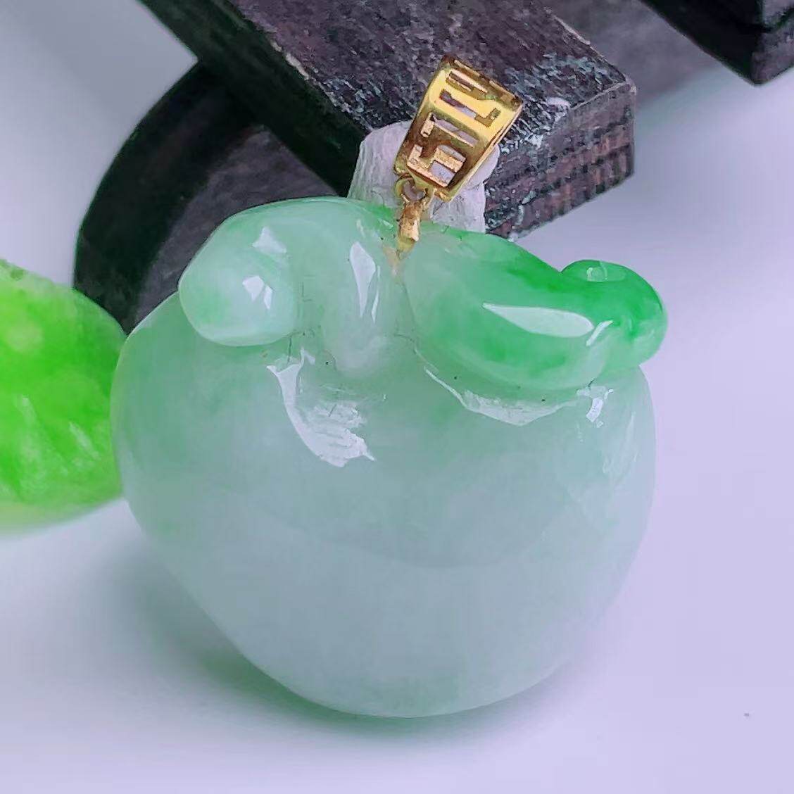 缅甸天然真品翡翠正品18k金扣头冰飘阳绿高端精品闪拍寿桃玉吊坠