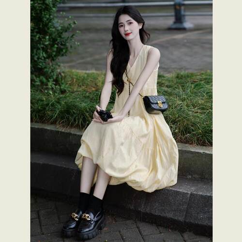 法式奶黄色V领无袖背心洋装女夏季新款温柔风宽松显瘦A字花苞裙