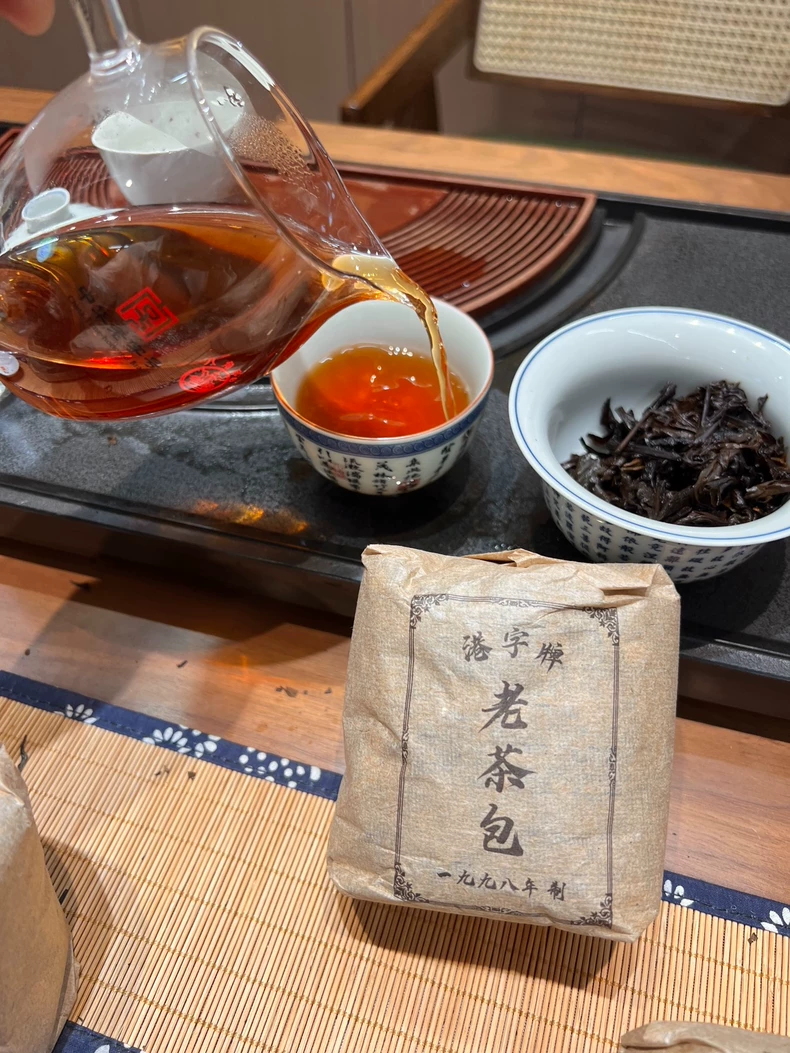 98年老生茶，穿越時空的味道，市面上上萬一包的老茶，清倉1116臺幣一包 包郵 普洱茶 BUASHOP普洱老茶