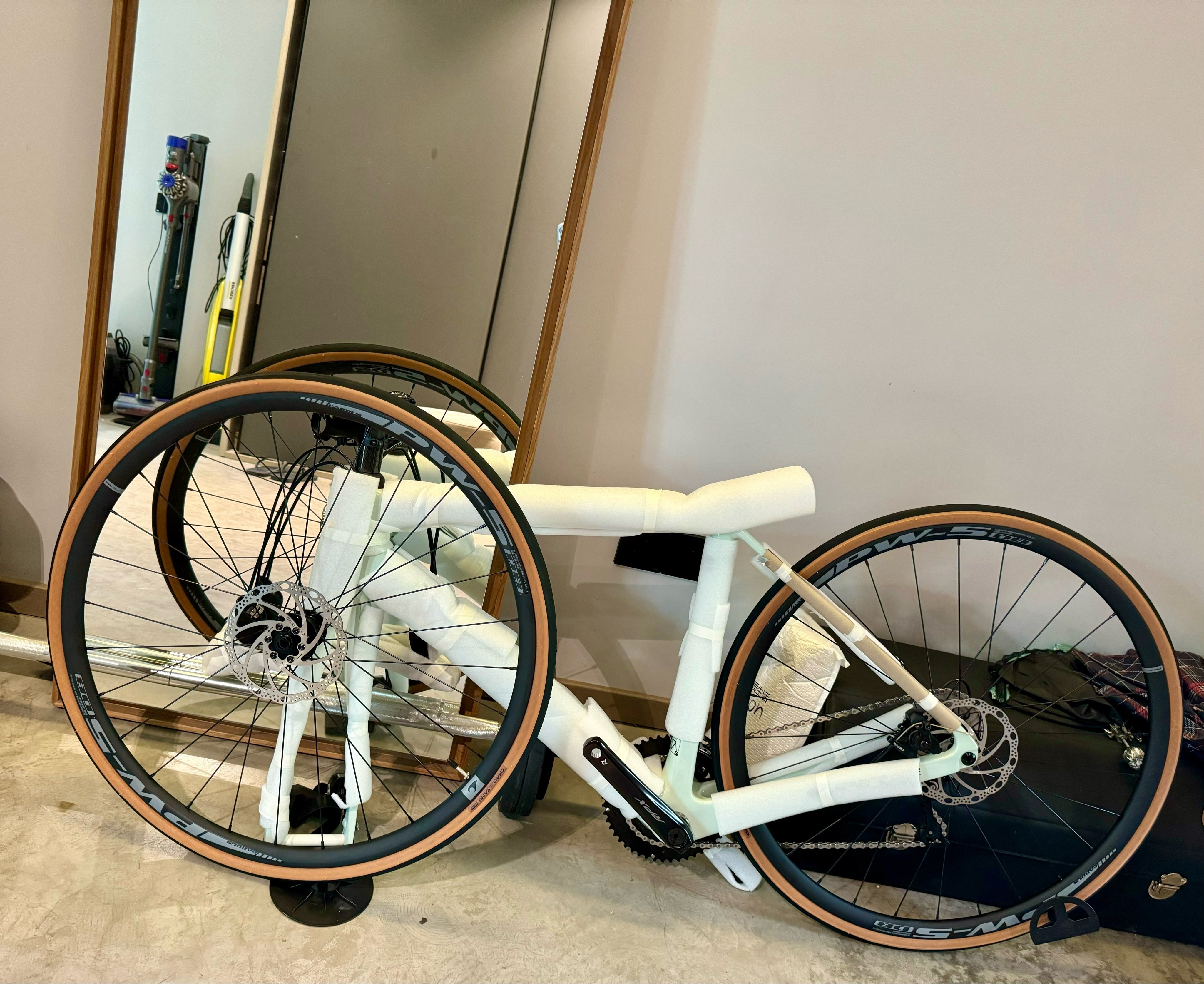 Карбоновый шоссейный велосипед PARDUS Super Sport Shimano 105 дисковые тормоза внутренняя проводка эндуранс photo review