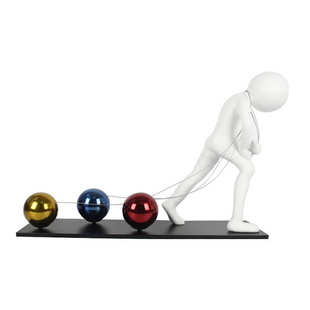 简约轻奢样板间创意人物拉球雕塑摆件商场酒店玄关过道家居装 饰品