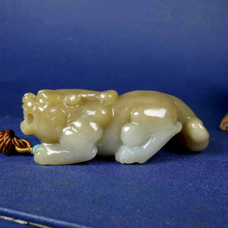 W招财进宝保真新疆和田玉且末料糖白玉苏工精雕貔貅手把件118.70g