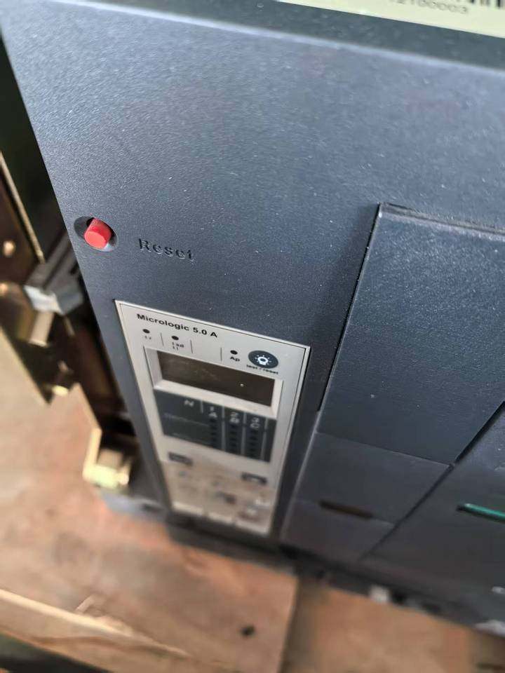 1月6日南通施耐德智能断路器，上海人民万能式断路器，工厂库存一批电力设备共27台网络拍卖公告