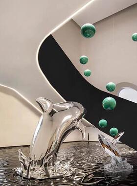 创意鲸鱼落地摆件海豚雕塑样品屋展示中心大堂酒店玻璃纤维电镀银